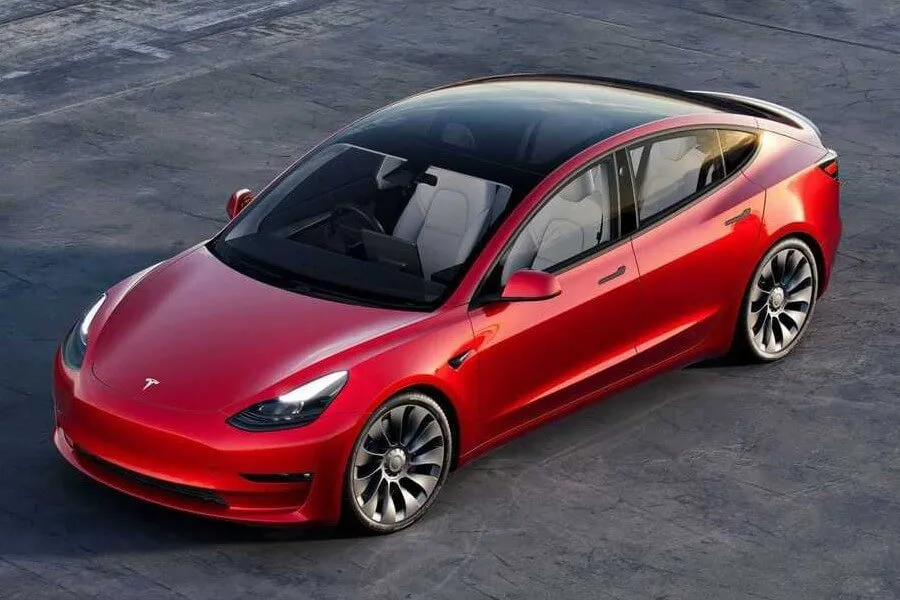 Tesla Model 3 elektrikli sedan otomobil